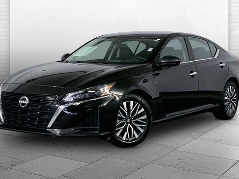 Used 2025 Nissan Altima 2.5 SV FWD image 14