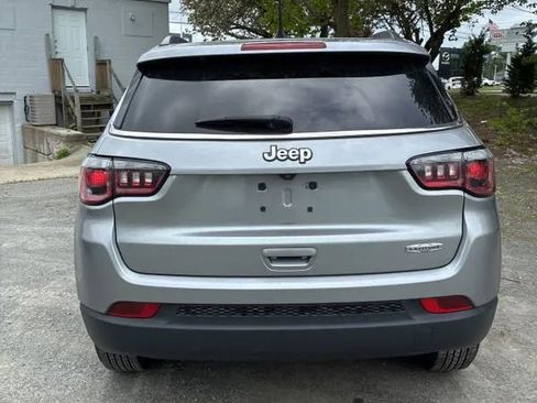 Used 2018 Jeep Compass Latitude w/ Popular Equipment Group FWD image 4