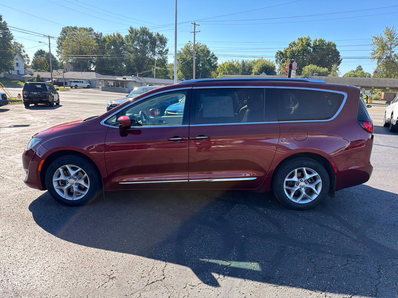 Used 2019 Chrysler Pacifica Touring-L w/ Tire & Wheel Group FWD image 4