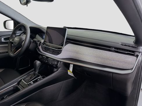 Used 2024 Jeep Compass Latitude image 28