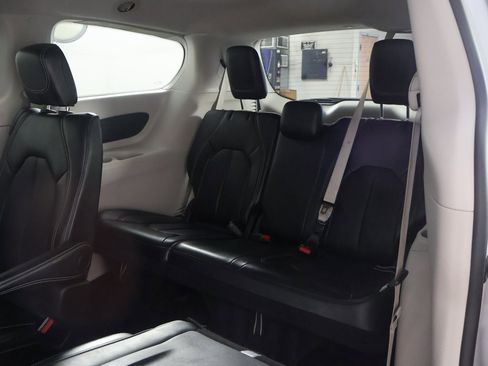 Used 2024 Chrysler Pacifica Touring-L image 32