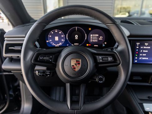 Certified 2025 Porsche Macan Electric image 26