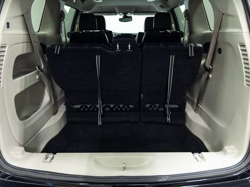 Used 2022 Chrysler Pacifica Touring-L FWD image 9