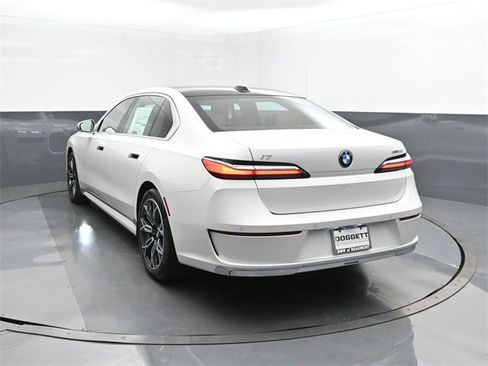 New 2025 BMW i7 xDrive60 w/ Executive Package image 8