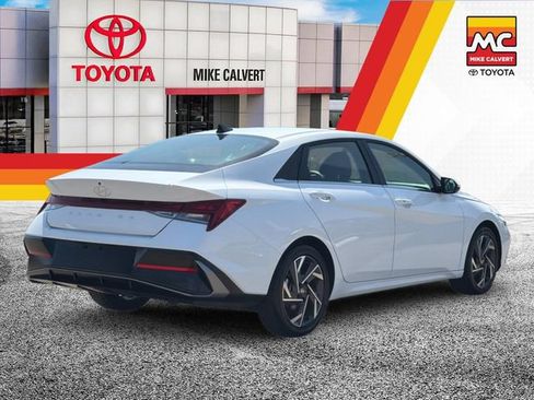 Used 2025 Hyundai Elantra SEL FWD image 5