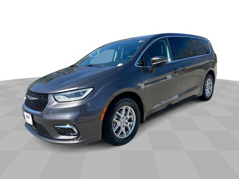 Used 2023 Chrysler Pacifica Touring-L FWD image 4