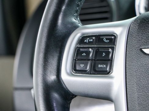 Used 2016 Chrysler Town & Country Touring FWD image 13