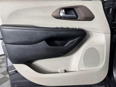Used 2019 Chrysler Pacifica Touring-L FWD image 40