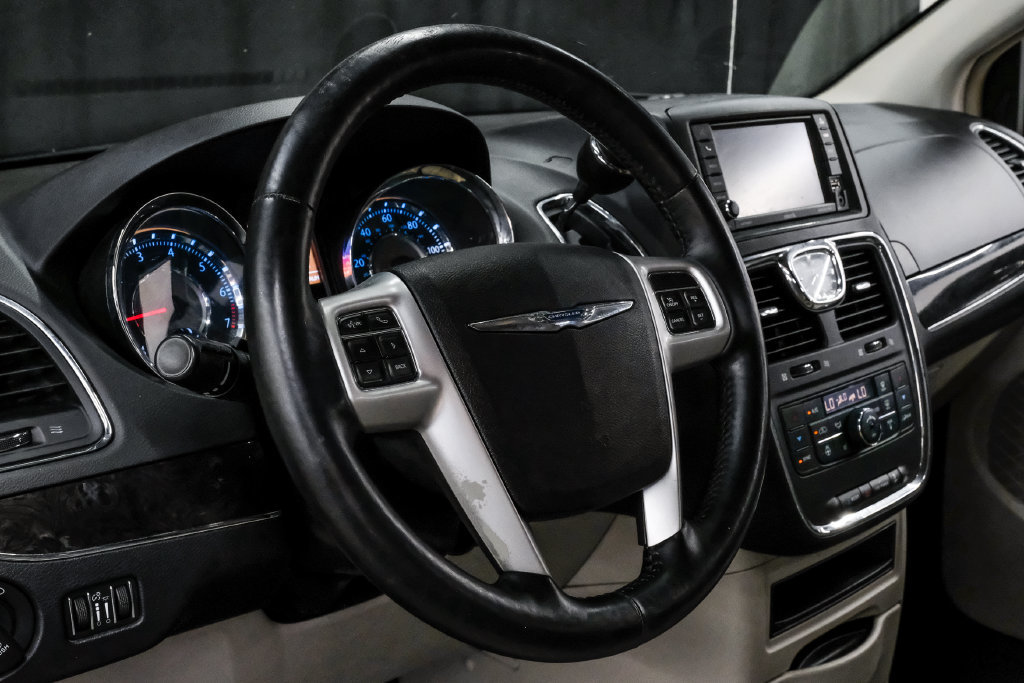 Used 2015 Chrysler Town & Country Touring w/ Driver Convenience Group FWD image 17
