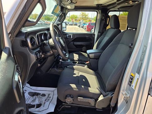Used 2023 Jeep Gladiator Sport AWD/4WD image 17