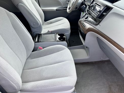 Used 2014 Toyota Sienna LE FWD image 11
