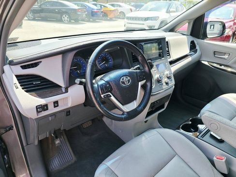 Used 2015 Toyota Sienna XLE FWD image 13