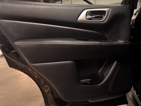 Used 2020 Nissan Pathfinder S image 32