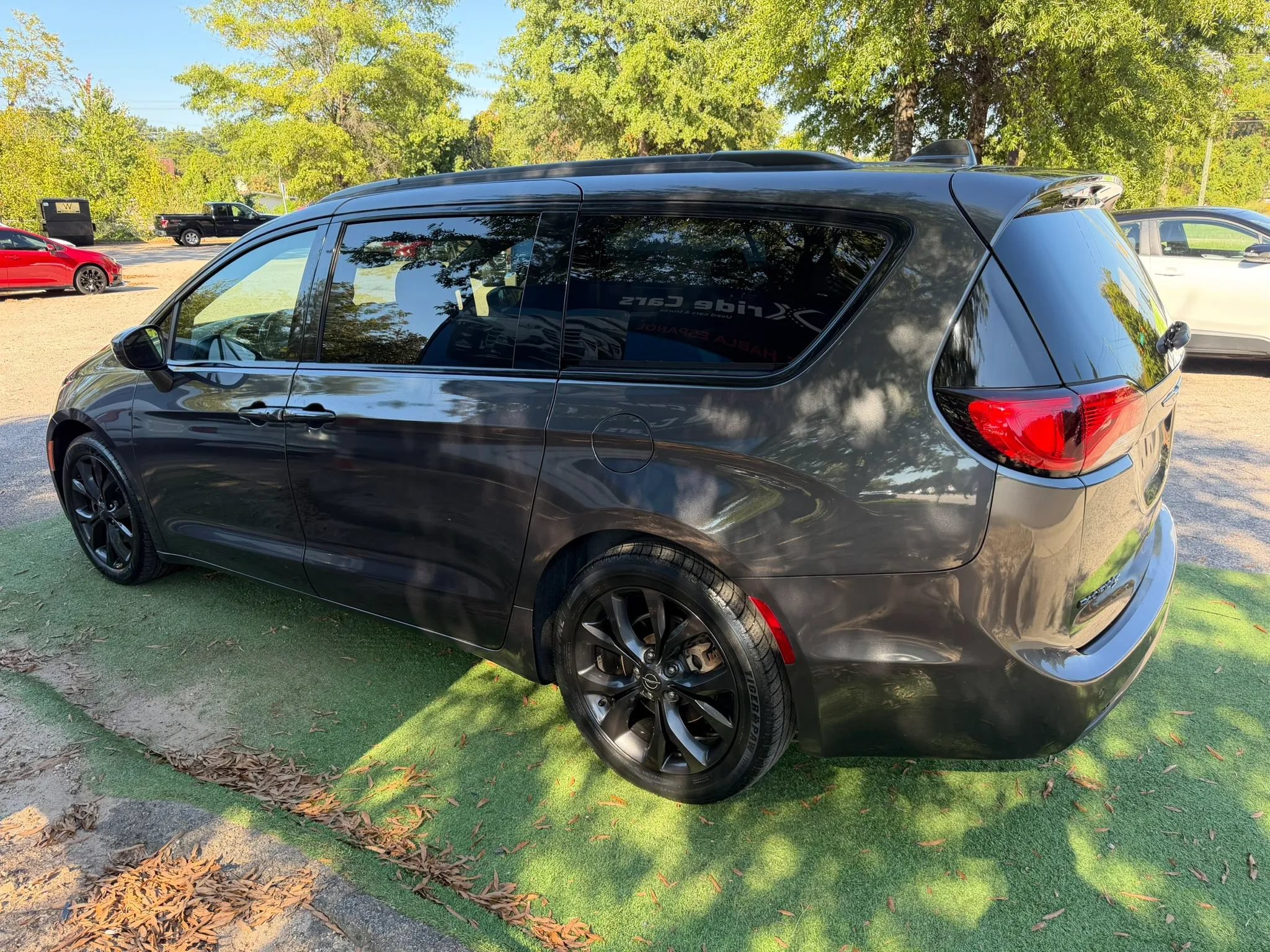 Used 2020 Chrysler Pacifica Touring-L w/ S Appearance Package FWD image 6