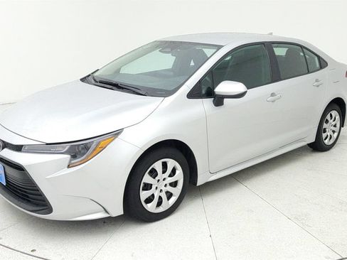 Used 2025 Toyota Corolla LE FWD image 3