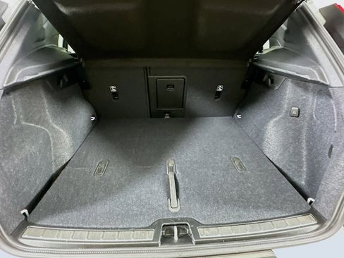 Used 2025 Volvo XC40 B5 Plus image 29
