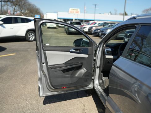 Used 2023 Volkswagen Taos SE w/ Panoramic Sunroof Package image 27