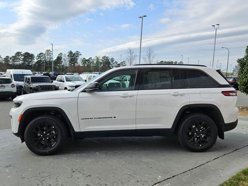 New 2026 Jeep Grand Cherokee Altitude AWD/4WD image 4