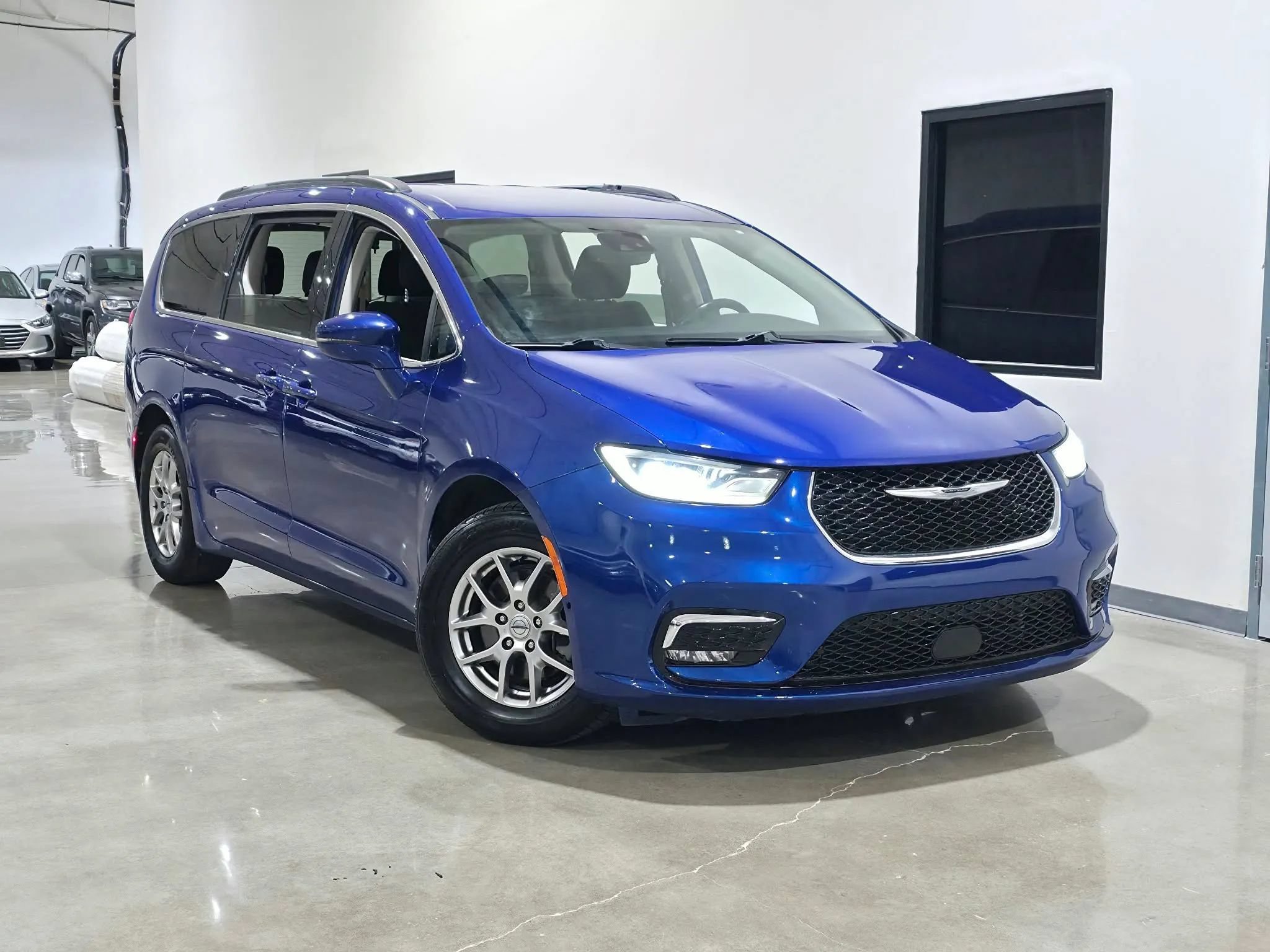Used 2021 Chrysler Pacifica Touring w/ Cold Weather Group FWD image 1