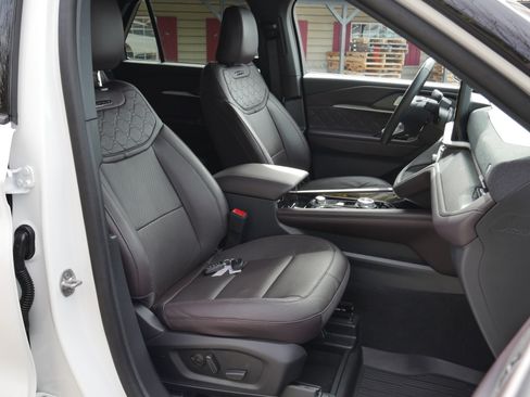 Certified 2025 Ford Explorer Platinum w/ Ultimate Package AWD/4WD image 36