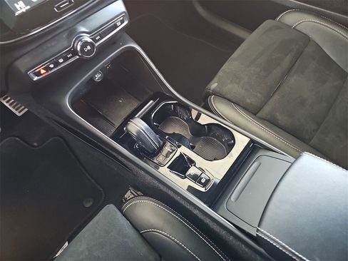 Used 2022 Volvo XC40 T5 R-Design w/ Advanced Package image 25