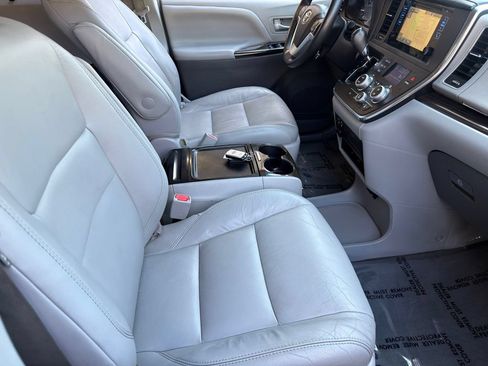 Used 2017 Toyota Sienna XLE Premium FWD image 24