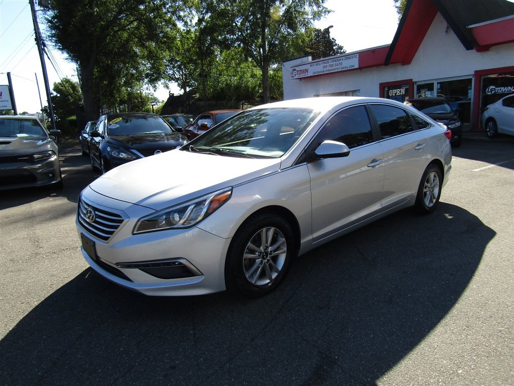 Used 2015 Hyundai Sonata SE w/ Option Group 09 FWD image 3