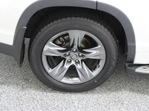 Used 2017 Toyota Highlander Limited Platinum AWD/4WD image 6