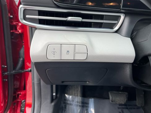 Used 2025 Hyundai Elantra Limited FWD image 13