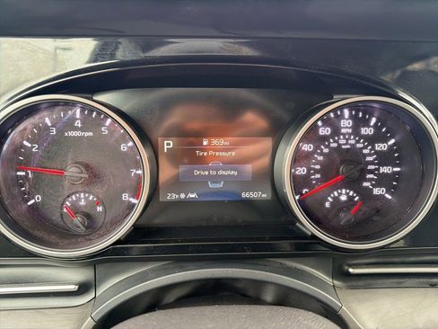 Used 2022 Kia Carnival EX image 13