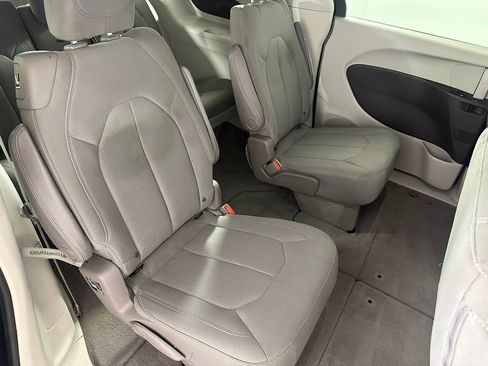 Used 2017 Chrysler Pacifica LX FWD image 26