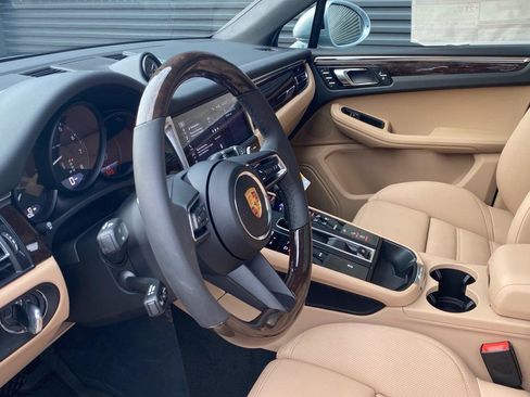 Certified 2025 Porsche Macan image 4