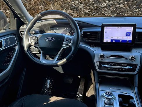 Used 2023 Ford Explorer XLT image 5