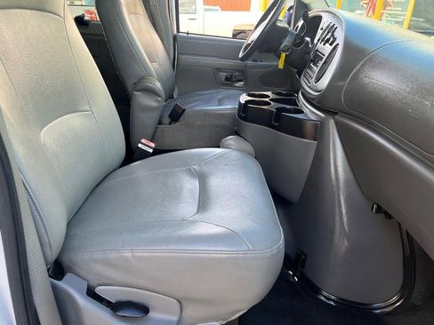 Used 2006 Ford E-350 and Econoline 350 XLT image 9