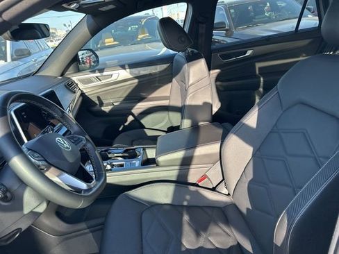 Used 2025 Volkswagen Atlas Cross Sport SE image 11