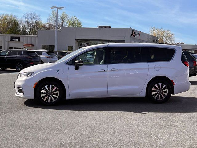 Used 2024 Chrysler Pacifica Limited FWD image 6
