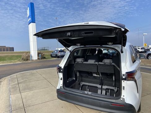 Used 2024 Toyota Sienna LE image 25