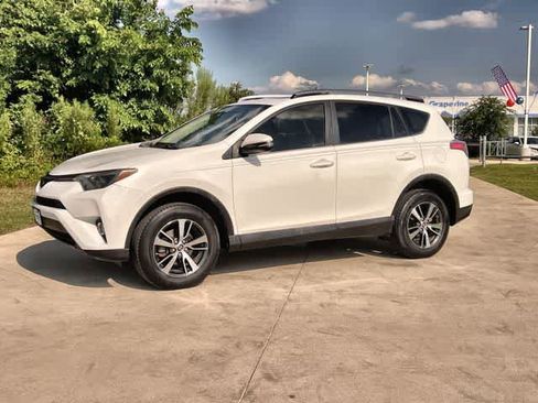 Used 2018 Toyota RAV4 XLE FWD image 4