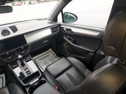 Used 2022 Porsche Macan image 11