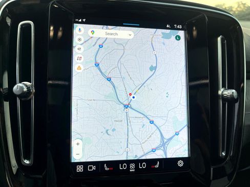 Used 2023 Volvo XC40 B5 Plus image 13