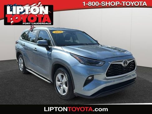 Used 2024 Toyota Highlander LE image 1
