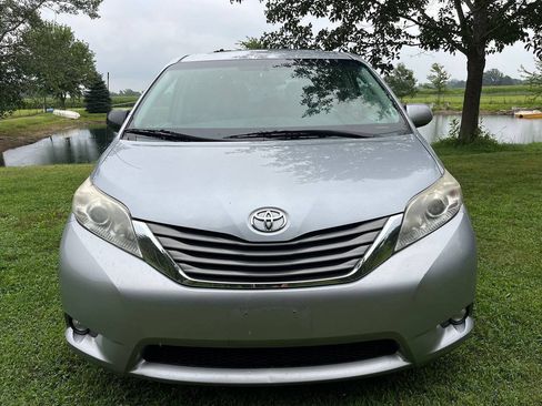 Used 2014 Toyota Sienna XLE w/ Entertainment Package AWD/4WD image 2