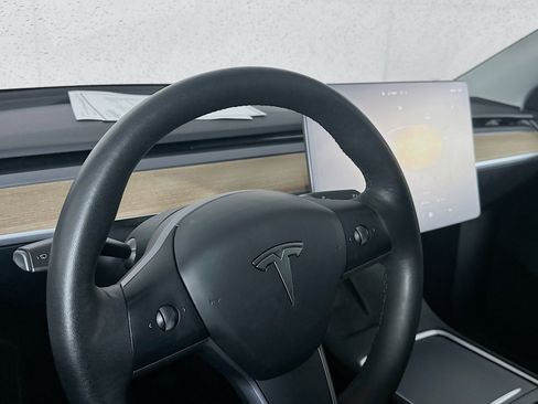 Used 2023 Tesla Model Y 2WD image 17