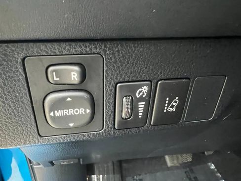 Used 2018 Toyota RAV4 LE image 29