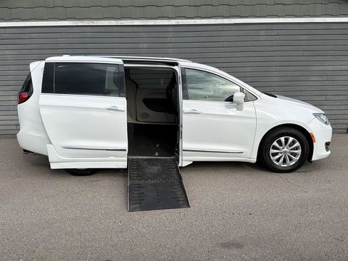 Used 2018 Chrysler Pacifica Touring-L FWD image 2