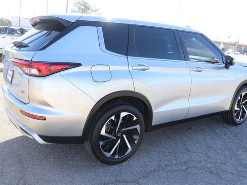 Used 2023 Mitsubishi Outlander SE FWD image 7