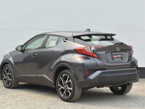 Used 2019 Toyota C-HR XLE FWD image 2