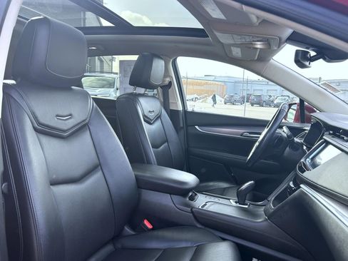Used 2018 Cadillac XT5 Luxury w/ Driver Awareness Package image 19