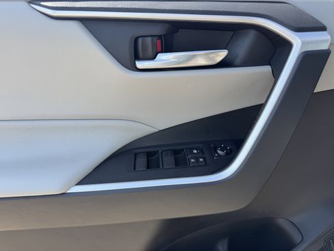 Used 2019 Toyota RAV4 XLE AWD/4WD image 9