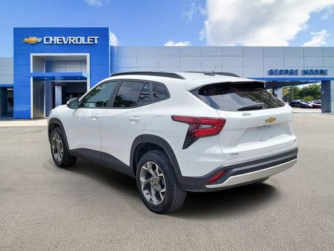Certified 2025 Chevrolet Trax LT w/ LT Convenience Package FWD image 3